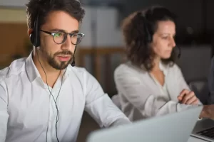 Pessoas trabalhando em um call center e analisando LGPD.