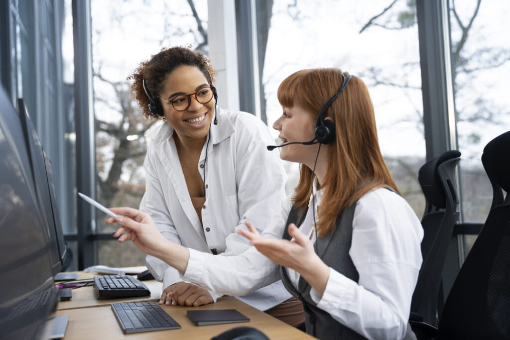 Atendimento simultâneo refere-se à habilidade de responder a múltiplas consultas de clientes simultaneamente.