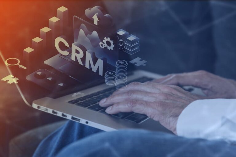 Atendimento via CRM refere-se à utilização de um sistema de Gestão de Relacionamento com o Cliente para gerenciar todas as interações entre a empresa e seus clientes.